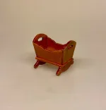 Miniature Vugge Nød, trævugge, baby, babyseng, babyting, symbolsk, gave, barnedåb, dåbsgave, børneseng, dukkehus, dukkemøbler, møbler, til, ting, dukkehus, dukkehusinteriør, dukkehusting, nisseting, nissetilbehør, nissedør, nissehus, tilbehør, miniaturer, 1:12, biti, ribe