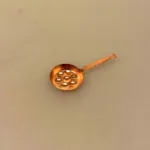 Miniature kobber æbleskivepande, kobbertøj, kobbergryder, kobber, stegepande, æbleskivepande, æbleskiver, æbleskivebagning, miniaturer, dukkehus, dukkehuset, dukkehusting, dukkehustilbehør, nisser, nisseting, nissetilbehør, nissedør, sættekasse, sætterkasse, sættekasseting, ting til sætterkassen, 1:12, biti, ribe