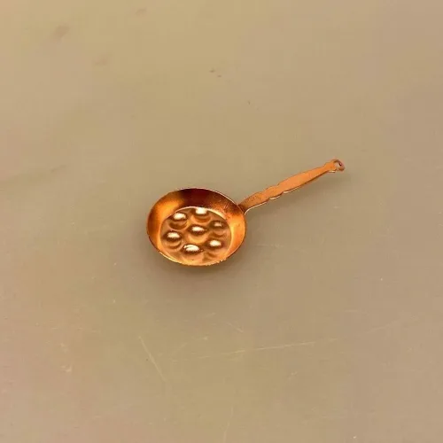 Miniature kobber æbleskivepande, kobbertøj, kobbergryder, kobber, stegepande, æbleskivepande, æbleskiver, æbleskivebagning, miniaturer, dukkehus, dukkehuset, dukkehusting, dukkehustilbehør, nisser, nisseting, nissetilbehør, nissedør, sættekasse, sætterkasse, sættekasseting, ting til sætterkassen, 1:12, biti, ribe