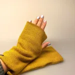 Pulsvarmere i Uld Vendbare - Gul Camel, vendbare, dobbelte, to farver, gule, varmgul, camel, lysebrun, pulsvarmere, håndledsvarmere, uldne, håndstrikkede, tynde, varme, lune, smarte, praktiske, varmer, smarte, fingerfri, fingerløse, uden fingre, accessories, indendørs, fryser ikke, holde, ren, blød, kradser ikke, biti, ribe