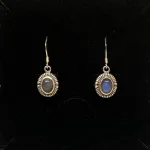 Sølv Ørenringe med Labradorit Oval med Snoet Kant, luan, labradorit, ædelsten, halvædelsten, mineraler, sten, krystaller, stensmykker, ægte, sterling sølv, ren, 925, øreringe, ørehængere, hænge, sølvøreringe, flotte, kvalitet, boho, boheme, særlige, gave, gaveide, specielle, biti, ribe, maanesten, stine a, enamel, cph, dansk, design, danske, brands,