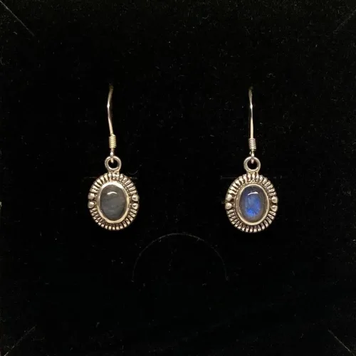 Sølv Ørenringe med Labradorit Oval med Snoet Kant, luan, labradorit, ædelsten, halvædelsten, mineraler, sten, krystaller, stensmykker, ægte, sterling sølv, ren, 925, øreringe, ørehængere, hænge, sølvøreringe, flotte, kvalitet, boho, boheme, særlige, gave, gaveide, specielle, biti, ribe, maanesten, stine a, enamel, cph, dansk, design, danske, brands,