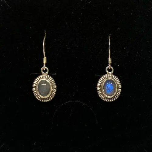 Sølv Ørenringe med Labradorit Oval med Snoet Kant, luan, labradorit, ædelsten, halvædelsten, mineraler, sten, krystaller, stensmykker, ægte, sterling sølv, ren, 925, øreringe, ørehængere, hænge, sølvøreringe, flotte, kvalitet, boho, boheme, særlige, gave, gaveide, specielle, biti, ribe, maanesten, stine a, enamel, cph, dansk, design, danske, brands,