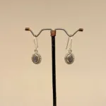 Sølv Ørenringe med Labradorit Oval med Snoet Kant, luan, labradorit, ædelsten, halvædelsten, mineraler, sten, krystaller, stensmykker, ægte, sterling sølv, ren, 925, øreringe, ørehængere, hænge, sølvøreringe, flotte, kvalitet, boho, boheme, særlige, gave, gaveide, specielle, biti, ribe, maanesten, stine a, enamel, cph, dansk, design, danske, brands,