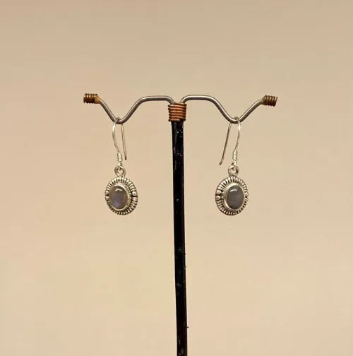 Sølv Ørenringe med Labradorit Oval med Snoet Kant, luan, labradorit, ædelsten, halvædelsten, mineraler, sten, krystaller, stensmykker, ægte, sterling sølv, ren, 925, øreringe, ørehængere, hænge, sølvøreringe, flotte, kvalitet, boho, boheme, særlige, gave, gaveide, specielle, biti, ribe, maanesten, stine a, enamel, cph, dansk, design, danske, brands,