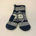 Strikkede Luffer Uld med Foer - Stjerne Blå. norsk, mønster, stjernemønster, iskrystaller, snekrystaller, lus, mønsterstrik, mørkeblå, blækblå, klassiske, traditionelle, dansk, design, vanter, luffer, handsker, vinter, efterår, accessories, tilbehør, vinterluffer, strikvanter, strikluffer, varme, lune, lette, bløde, smarte, old school, folklore, blå, pige, dame, håndstrikkede, kradser ikke, gave, gaveide, biti, ribe, uld, ren, uldvanter, uldne