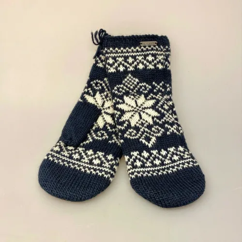 Strikkede Luffer Uld med Foer - Stjerne Blå. norsk, mønster, stjernemønster, iskrystaller, snekrystaller, lus, mønsterstrik, mørkeblå, blækblå, klassiske, traditionelle, dansk, design, vanter, luffer, handsker, vinter, efterår, accessories, tilbehør, vinterluffer, strikvanter, strikluffer, varme, lune, lette, bløde, smarte, old school, folklore, blå, pige, dame, håndstrikkede, kradser ikke, gave, gaveide, biti, ribe, uld, ren, uldvanter, uldne