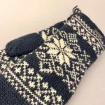 Strikkede Luffer Uld med Foer - Stjerne Blå. norsk, mønster, stjernemønster, iskrystaller, snekrystaller, lus, mønsterstrik, mørkeblå, blækblå, klassiske, traditionelle, dansk, design, vanter, luffer, handsker, vinter, efterår, accessories, tilbehør, vinterluffer, strikvanter, strikluffer, varme, lune, lette, bløde, smarte, old school, folklore, blå, pige, dame, håndstrikkede, kradser ikke, gave, gaveide, biti, ribe, uld, ren, uldvanter, uldne