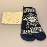 Strikkede Luffer Uld med Foer - Stjerne Blå. norsk, mønster, stjernemønster, iskrystaller, snekrystaller, lus, mønsterstrik, mørkeblå, blækblå, klassiske, traditionelle, dansk, design, vanter, luffer, handsker, vinter, efterår, accessories, tilbehør, vinterluffer, strikvanter, strikluffer, varme, lune, lette, bløde, smarte, old school, folklore, blå, pige, dame, håndstrikkede, kradser ikke, gave, gaveide, biti, ribe, uld, ren, uldvanter, uldne