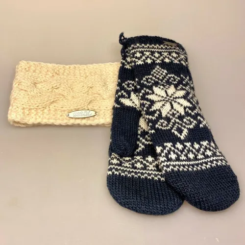 Strikkede Luffer Uld med Foer - Stjerne Blå. norsk, mønster, stjernemønster, iskrystaller, snekrystaller, lus, mønsterstrik, mørkeblå, blækblå, klassiske, traditionelle, dansk, design, vanter, luffer, handsker, vinter, efterår, accessories, tilbehør, vinterluffer, strikvanter, strikluffer, varme, lune, lette, bløde, smarte, old school, folklore, blå, pige, dame, håndstrikkede, kradser ikke, gave, gaveide, biti, ribe, uld, ren, uldvanter, uldne