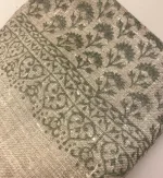 Tørklæde Let Vævet Uld - Djian Grå Skærmblomst, lys, grå, varm, brun, sandfarvet, gråbrun, naturlig, ufarvet, uld, struktur, rustik, casual, afslappet, cool, smart, boheme, stort, aflangt, sjal, stola, tørklæde, uldent, ren, varmt, blødt, kradser ikke, gave, gaveide, accessories, vinter, efterår, halstørklæde, feminint, flora, blomster, natur, biti, vævet, uldtørklæde, tilbehør, kvalitet, klassisk