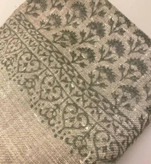 Tørklæde Let Vævet Uld - Djian Grå Skærmblomst, lys, grå, varm, brun, sandfarvet, gråbrun, naturlig, ufarvet, uld, struktur, rustik, casual, afslappet, cool, smart, boheme, stort, aflangt, sjal, stola, tørklæde, uldent, ren, varmt, blødt, kradser ikke, gave, gaveide, accessories, vinter, efterår, halstørklæde, feminint, flora, blomster, natur, biti, vævet, uldtørklæde, tilbehør, kvalitet, klassisk