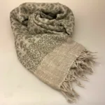 Tørklæde Let Vævet Uld - Djian Grå Skærmblomst, lys, grå, varm, brun, sandfarvet, gråbrun, naturlig, ufarvet, uld, struktur, rustik, casual, afslappet, cool, smart, boheme, stort, aflangt, sjal, stola, tørklæde, uldent, ren, varmt, blødt, kradser ikke, gave, gaveide, accessories, vinter, efterår, halstørklæde, feminint, flora, blomster, natur, biti, vævet, uldtørklæde, tilbehør, kvalitet, klassisk