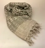 Tørklæde Let Vævet Uld - Djian Grå Skærmblomst, lys, grå, varm, brun, sandfarvet, gråbrun, naturlig, ufarvet, uld, struktur, rustik, casual, afslappet, cool, smart, boheme, stort, aflangt, sjal, stola, tørklæde, uldent, ren, varmt, blødt, kradser ikke, gave, gaveide, accessories, vinter, efterår, halstørklæde, feminint, flora, blomster, natur, biti, vævet, uldtørklæde, tilbehør, kvalitet, klassisk