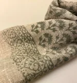 Tørklæde Let Vævet Uld - Djian Grå Skærmblomst, lys, grå, varm, brun, sandfarvet, gråbrun, naturlig, ufarvet, uld, struktur, rustik, casual, afslappet, cool, smart, boheme, stort, aflangt, sjal, stola, tørklæde, uldent, ren, varmt, blødt, kradser ikke, gave, gaveide, accessories, vinter, efterår, halstørklæde, feminint, flora, blomster, natur, biti, vævet, uldtørklæde, tilbehør, kvalitet, klassisk