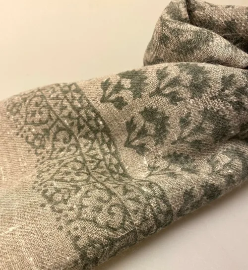 Tørklæde Let Vævet Uld - Djian Grå Skærmblomst, lys, grå, varm, brun, sandfarvet, gråbrun, naturlig, ufarvet, uld, struktur, rustik, casual, afslappet, cool, smart, boheme, stort, aflangt, sjal, stola, tørklæde, uldent, ren, varmt, blødt, kradser ikke, gave, gaveide, accessories, vinter, efterår, halstørklæde, feminint, flora, blomster, natur, biti, vævet, uldtørklæde, tilbehør, kvalitet, klassisk