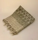 Tørklæde Let Vævet Uld - Djian Grå Skærmblomst, lys, grå, varm, brun, sandfarvet, gråbrun, naturlig, ufarvet, uld, struktur, rustik, casual, afslappet, cool, smart, boheme, stort, aflangt, sjal, stola, tørklæde, uldent, ren, varmt, blødt, kradser ikke, gave, gaveide, accessories, vinter, efterår, halstørklæde, feminint, flora, blomster, natur, biti, vævet, uldtørklæde, tilbehør, kvalitet, klassisk