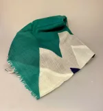 Tørklæde Let Vævet uld - Djian Grafisk Grøn. petrol, petroleumsblå, blå, farver, dæmpet, nuancer, marine, gråbllå, damet, elegant, lækkert, ren, uld, blød, blødt, kradser ikke, kvalitet, lady, like, smukt, stort, stola, sjal, over skuldrene, varmer, vamt, smart, frakke, accessories, tørklæde, uldtørklæde, gave, gaveide, julegave, særligt, eksklusivt, luksus, biti, ribe, grafisk, tryk, louisiana, kunst,