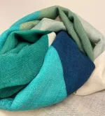 Tørklæde Let Vævet uld - Djian Grafisk Grøn. petrol, petroleumsblå, blå, farver, dæmpet, nuancer, marine, gråbllå, damet, elegant, lækkert, ren, uld, blød, blødt, kradser ikke, kvalitet, lady, like, smukt, stort, stola, sjal, over skuldrene, varmer, vamt, smart, frakke, accessories, tørklæde, uldtørklæde, gave, gaveide, julegave, særligt, eksklusivt, luksus, biti, ribe, grafisk, tryk, louisiana, kunst,