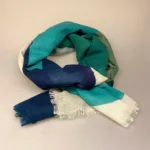 Tørklæde Let Vævet uld - Djian Grafisk Grøn. petrol, petroleumsblå, blå, farver, dæmpet, nuancer, marine, gråbllå, damet, elegant, lækkert, ren, uld, blød, blødt, kradser ikke, kvalitet, lady, like, smukt, stort, stola, sjal, over skuldrene, varmer, vamt, smart, frakke, accessories, tørklæde, uldtørklæde, gave, gaveide, julegave, særligt, eksklusivt, luksus, biti, ribe, grafisk, tryk, louisiana, kunst,