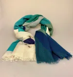 Tørklæde Let Vævet uld - Djian Grafisk Grøn. petrol, petroleumsblå, blå, farver, dæmpet, nuancer, marine, gråbllå, damet, elegant, lækkert, ren, uld, blød, blødt, kradser ikke, kvalitet, lady, like, smukt, stort, stola, sjal, over skuldrene, varmer, vamt, smart, frakke, accessories, tørklæde, uldtørklæde, gave, gaveide, julegave, særligt, eksklusivt, luksus, biti, ribe, grafisk, tryk, louisiana, kunst,