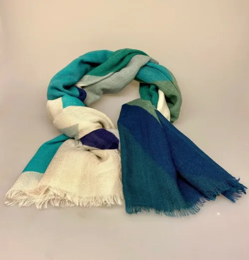 Tørklæde Let Vævet uld - Djian Grafisk Grøn. petrol, petroleumsblå, blå, farver, dæmpet, nuancer, marine, gråbllå, damet, elegant, lækkert, ren, uld, blød, blødt, kradser ikke, kvalitet, lady, like, smukt, stort, stola, sjal, over skuldrene, varmer, vamt, smart, frakke, accessories, tørklæde, uldtørklæde, gave, gaveide, julegave, særligt, eksklusivt, luksus, biti, ribe, grafisk, tryk, louisiana, kunst,