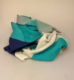 Tørklæde Let Vævet uld - Djian Grafisk Grøn. petrol, petroleumsblå, blå, farver, dæmpet, nuancer, marine, gråbllå, damet, elegant, lækkert, ren, uld, blød, blødt, kradser ikke, kvalitet, lady, like, smukt, stort, stola, sjal, over skuldrene, varmer, vamt, smart, frakke, accessories, tørklæde, uldtørklæde, gave, gaveide, julegave, særligt, eksklusivt, luksus, biti, ribe, grafisk, tryk, louisiana, kunst,