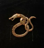 Vikingebroche i Bronze - Slange med Viklet Hale Midgårdsormen, slange, åben, knude, keltisk, trekanter, magisk, tal, tre, slangebroche, bronze, kobber, gylden, guld, fund, vikingefund, vikinger, vikingesmykker, nål, smykke, museumssmykker, gamle, kopismykker, guder, aser, asatro, historiske, ansgar, udgravninger, skat, dansk, biti, ribe