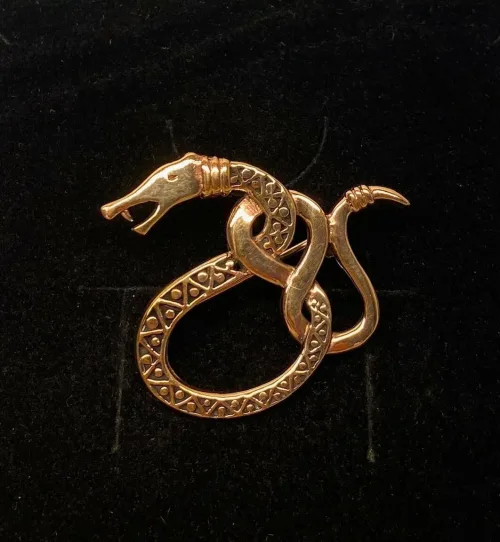 Vikingebroche i Bronze - Slange med Viklet Hale Midgårdsormen, slange, åben, knude, keltisk, trekanter, magisk, tal, tre, slangebroche, bronze, kobber, gylden, guld, fund, vikingefund, vikinger, vikingesmykker, nål, smykke, museumssmykker, gamle, kopismykker, guder, aser, asatro, historiske, ansgar, udgravninger, skat, dansk, biti, ribe