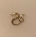 Vikingebroche i Bronze - Slange med Viklet Hale Midgårdsormen, slange, åben, knude, keltisk, trekanter, magisk, tal, tre, slangebroche, bronze, kobber, gylden, guld, fund, vikingefund, vikinger, vikingesmykker, nål, smykke, museumssmykker, gamle, kopismykker, guder, aser, asatro, historiske, ansgar, udgravninger, skat, dansk, biti, ribe