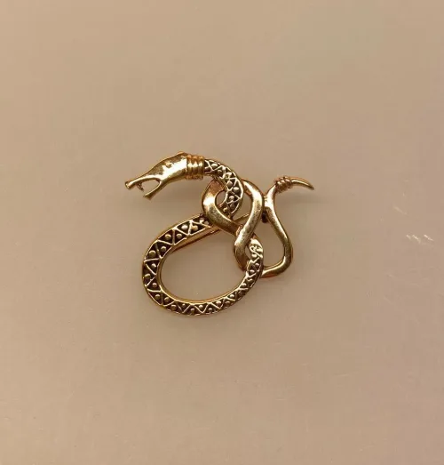 Vikingebroche i Bronze - Slange med Viklet Hale Midgårdsormen, slange, åben, knude, keltisk, trekanter, magisk, tal, tre, slangebroche, bronze, kobber, gylden, guld, fund, vikingefund, vikinger, vikingesmykker, nål, smykke, museumssmykker, gamle, kopismykker, guder, aser, asatro, historiske, ansgar, udgravninger, skat, dansk, biti, ribe