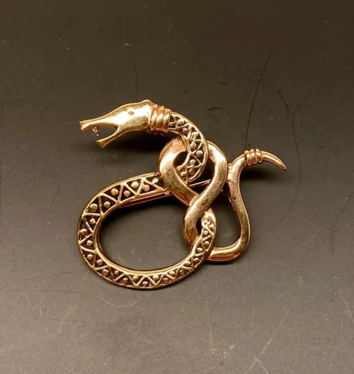 Vikingebroche i Bronze - Slange med Viklet Hale Midgårdsormen, slange, åben, knude, keltisk, trekanter, magisk, tal, tre, slangebroche, bronze, kobber, gylden, guld, fund, vikingefund, vikinger, vikingesmykker, nål, smykke, museumssmykker, gamle, kopismykker, guder, aser, asatro, historiske, ansgar, udgravninger, skat, dansk, biti, ribe