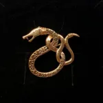 Vikingebroche i Bronze - Slange med Viklet Hale Midgårdsormen, slange, åben, knude, keltisk, trekanter, magisk, tal, tre, slangebroche, bronze, kobber, gylden, guld, fund, vikingefund, vikinger, vikingesmykker, nål, smykke, museumssmykker, gamle, kopismykker, guder, aser, asatro, historiske, ansgar, udgravninger, skat, dansk, biti, ribe