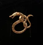Vikingebroche i Bronze - Slange med Viklet Hale Midgårdsormen, slange, åben, knude, keltisk, trekanter, magisk, tal, tre, slangebroche, bronze, kobber, gylden, guld, fund, vikingefund, vikinger, vikingesmykker, nål, smykke, museumssmykker, gamle, kopismykker, guder, aser, asatro, historiske, ansgar, udgravninger, skat, dansk, biti, ribe