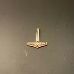 Vikingevedhæng Bronze - Thorshammer Mini, kobber, bronze, gylden, guld, massiv, ægte, original, mjølner, hammer, vedhæng, sterling, sølv, ægte, original, thor, aser, asatro, kriger, krigsgud, amulet, sejr, held, museumssmykker, gamle, nordiske, guder, historiske, smykker, kopi, fund, udgravninger, ribe, danefæ, kopismykker, biti, vikingetiden, oldnordiske