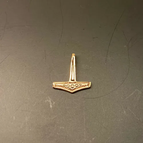 Vikingevedhæng Bronze - Thorshammer Mini, kobber, bronze, gylden, guld, massiv, ægte, original, mjølner, hammer, vedhæng, sterling, sølv, ægte, original, thor, aser, asatro, kriger, krigsgud, amulet, sejr, held, museumssmykker, gamle, nordiske, guder, historiske, smykker, kopi, fund, udgravninger, ribe, danefæ, kopismykker, biti, vikingetiden, oldnordiske