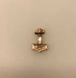 Vikingevedhæng Bronze - Thorshammer med Odins Ravn S, gylden, kobber, bronze, mjølner, thor, hammer, ægte, original, ravn, ravne, hugin, munin, odin, aser, asatro, asgård, information, oplysning, amulet, beskyttelse, lykke, klogskab, museumssmykker, original, ægte, , ren, massiv, kopi, fund, vikinger, vikingetiden, smykker, vedhæng, sølvsmykke, symbolsk, gave, gaveide, drenge, konfirmation, børn, dreng, biti, ribe,