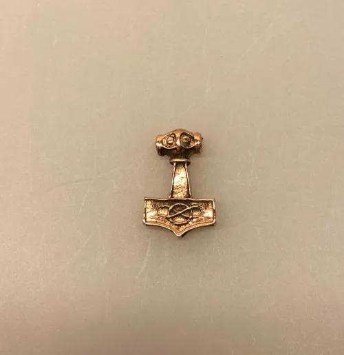 Vikingevedhæng Bronze - Thorshammer med Odins Ravn S, gylden, kobber, bronze, mjølner, thor, hammer, ægte, original, ravn, ravne, hugin, munin, odin, aser, asatro, asgård, information, oplysning, amulet, beskyttelse, lykke, klogskab, museumssmykker, original, ægte, , ren, massiv, kopi, fund, vikinger, vikingetiden, smykker, vedhæng, sølvsmykke, symbolsk, gave, gaveide, drenge, konfirmation, børn, dreng, biti, ribe,