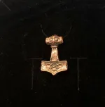 Vikingevedhæng Bronze - Thorshammer med Odins Ravn S, gylden, kobber, bronze, mjølner, thor, hammer, ægte, original, ravn, ravne, hugin, munin, odin, aser, asatro, asgård, information, oplysning, amulet, beskyttelse, lykke, klogskab, museumssmykker, original, ægte, , ren, massiv, kopi, fund, vikinger, vikingetiden, smykker, vedhæng, sølvsmykke, symbolsk, gave, gaveide, drenge, konfirmation, børn, dreng, biti, ribe,