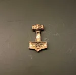 Vikingevedhæng Bronze - Thorshammer med Odins Ravn S, gylden, kobber, bronze, mjølner, thor, hammer, ægte, original, ravn, ravne, hugin, munin, odin, aser, asatro, asgård, information, oplysning, amulet, beskyttelse, lykke, klogskab, museumssmykker, original, ægte, , ren, massiv, kopi, fund, vikinger, vikingetiden, smykker, vedhæng, sølvsmykke, symbolsk, gave, gaveide, drenge, konfirmation, børn, dreng, biti, ribe,