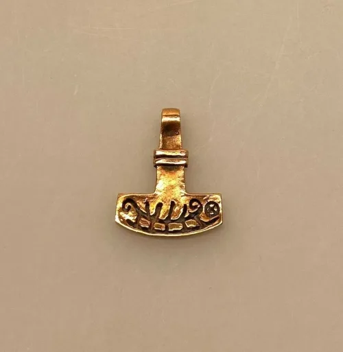 Vikingevedhæng Bronze - Thorshammer med Skib, helleristning, bornholm, dansk, sol, solhjulet, museumssmykker, fund, kopi, motiv, vikinger, vikingesmyker, mjølner, hammer, smykker, gamle, biti, ribe