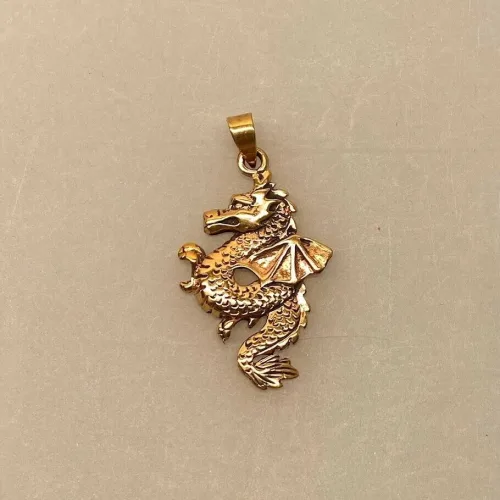 Vikingevedhæng i Bronze - Drage Buet med Vinger, luftdrage, flyvende, drage, dragesmykke, bronze, gylden, kobber, guld, fund, ægte, original, udgravninger, smykker, museumssmykke, kopismykker, vikinger, gamle, nordiske, guder, historiske, amulet, beskyttelse, skjold, lykkebringende, gave, rejse, biti, ribe