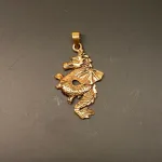 Vikingevedhæng i Bronze - Drage Buet med Vinger, luftdrage, flyvende, drage, dragesmykke, bronze, gylden, kobber, guld, fund, ægte, original, udgravninger, smykker, museumssmykke, kopismykker, vikinger, gamle, nordiske, guder, historiske, amulet, beskyttelse, skjold, lykkebringende, gave, rejse, biti, ribe