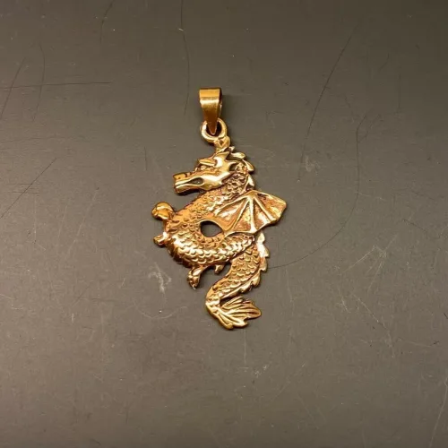 Vikingevedhæng i Bronze - Drage Buet med Vinger, luftdrage, flyvende, drage, dragesmykke, bronze, gylden, kobber, guld, fund, ægte, original, udgravninger, smykker, museumssmykke, kopismykker, vikinger, gamle, nordiske, guder, historiske, amulet, beskyttelse, skjold, lykkebringende, gave, rejse, biti, ribe