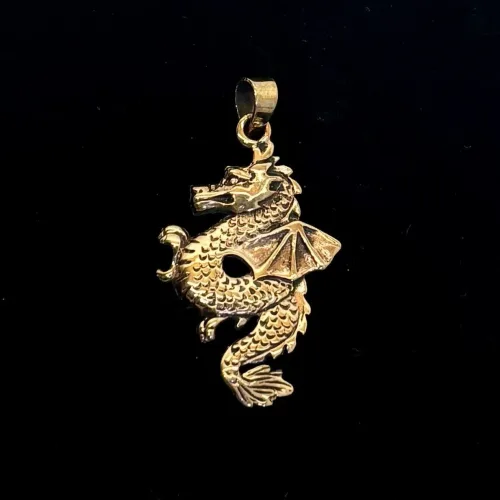 Vikingevedhæng i Bronze - Drage Buet med Vinger, luftdrage, flyvende, drage, dragesmykke, bronze, gylden, kobber, guld, fund, ægte, original, udgravninger, smykker, museumssmykke, kopismykker, vikinger, gamle, nordiske, guder, historiske, amulet, beskyttelse, skjold, lykkebringende, gave, rejse, biti, ribe