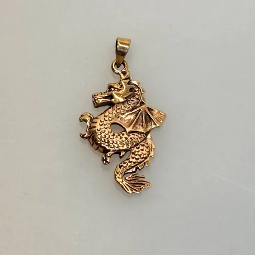 Vikingevedhæng i Bronze - Drage Buet med Vinger, luftdrage, flyvende, drage, dragesmykke, bronze, gylden, kobber, guld, fund, ægte, original, udgravninger, smykker, museumssmykke, kopismykker, vikinger, gamle, nordiske, guder, historiske, amulet, beskyttelse, skjold, lykkebringende, gave, rejse, biti, ribe