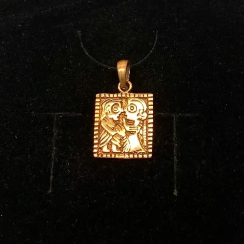 Vikingevedhæng i Bronze - Guldgubbe Kærlighed, kys, kærlighedssymbol, frugtbarhed, giftermål, kærester, bryllup, brudepar, vikingesmykker, vikinger, vikingetiden, amulet, held, lykkebringende, gylden, kobber, kobberbryllup, symbolsk, kopi, fund, udgravninger, lundeborg, fyn, danmark, museumssmykker, ribe, aser, asgaard, smuk, feminin, firkantet, vedhæng, gamle, guder, historiske, smykker, biti