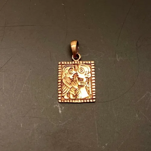 Vikingevedhæng i Bronze - Guldgubbe Kærlighed, kys, kærlighedssymbol, frugtbarhed, giftermål, kærester, bryllup, brudepar, vikingesmykker, vikinger, vikingetiden, amulet, held, lykkebringende, gylden, kobber, kobberbryllup, symbolsk, kopi, fund, udgravninger, lundeborg, fyn, danmark, museumssmykker, ribe, aser, asgaard, smuk, feminin, firkantet, vedhæng, gamle, guder, historiske, smykker, biti