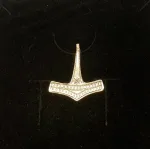 Vikingevedhæng i Sølv Thorshammer Romersdal, bornholm, mjølner, hammer, vedhæng, sterling, sølv, ægte, original, thor, aser, asatro, kriger, krigsgud, amulet, sejr, held, museumssmykker, gamle, nordiske, guder, historiske, smykker, kopi, fund, udgravninger, ribe, danefæ, kopismykker, biti, vikingetiden, oldnordiske