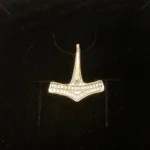 Vikingevedhæng i Sølv Thorshammer Romersdal, bornholm, mjølner, hammer, vedhæng, sterling, sølv, ægte, original, thor, aser, asatro, kriger, krigsgud, amulet, sejr, held, museumssmykker, gamle, nordiske, guder, historiske, smykker, kopi, fund, udgravninger, ribe, danefæ, kopismykker, biti, vikingetiden, oldnordiske
